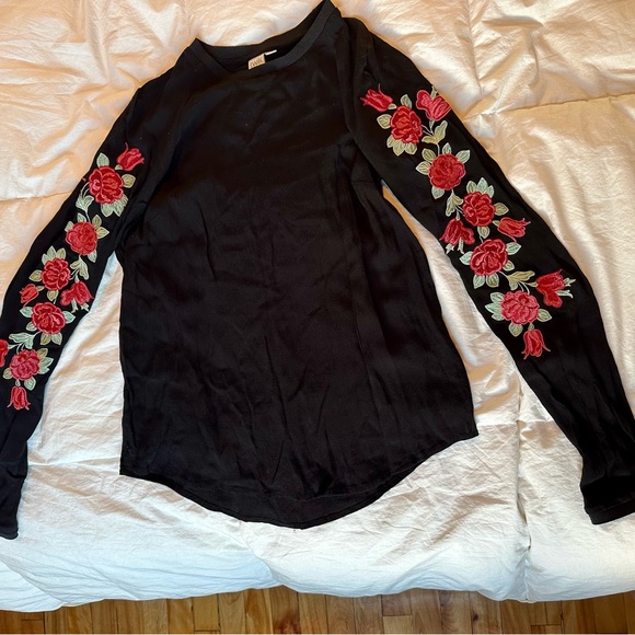 Roses Embroided Shirt 🌹🖤 - Picture 2 of 5